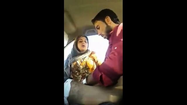 HInDI PUBLICPLACE bhabhi in car