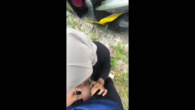 Awek Tudung Kulum Batang Pakwe Outdoor