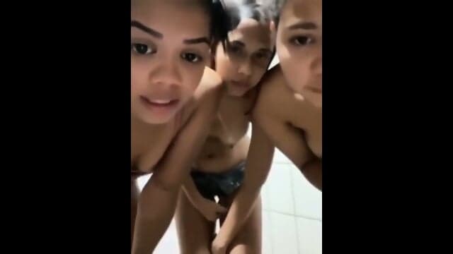 Novinhas Se Exibindo No Banheiro