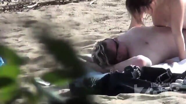 Une petite baise sur la plage, inconito