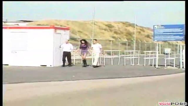 Sexy race fan makes a pit stop 2/6
